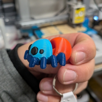 Pająk al'a Chromatopelma cyaneopubescens - brelok do kluczy